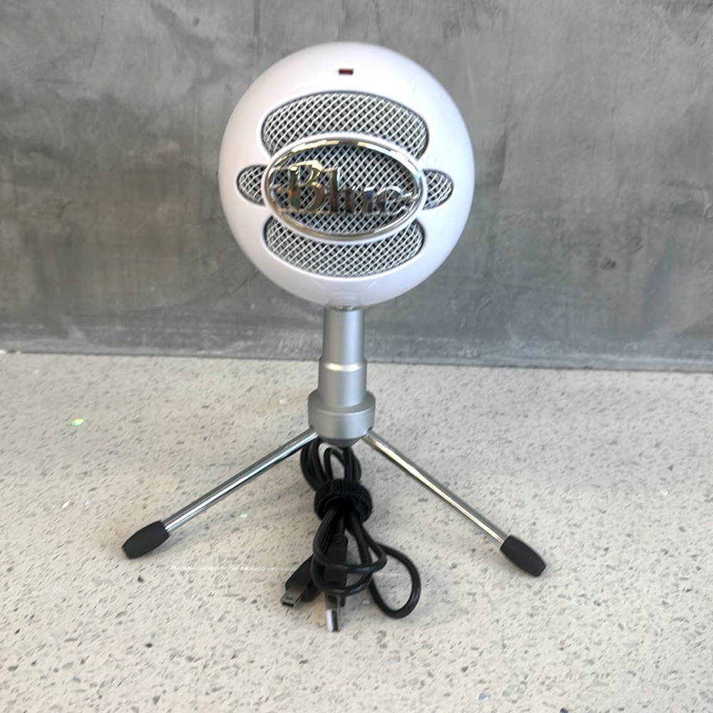 Logitech for creators, blue snowball, ice, USB microphone and white like new